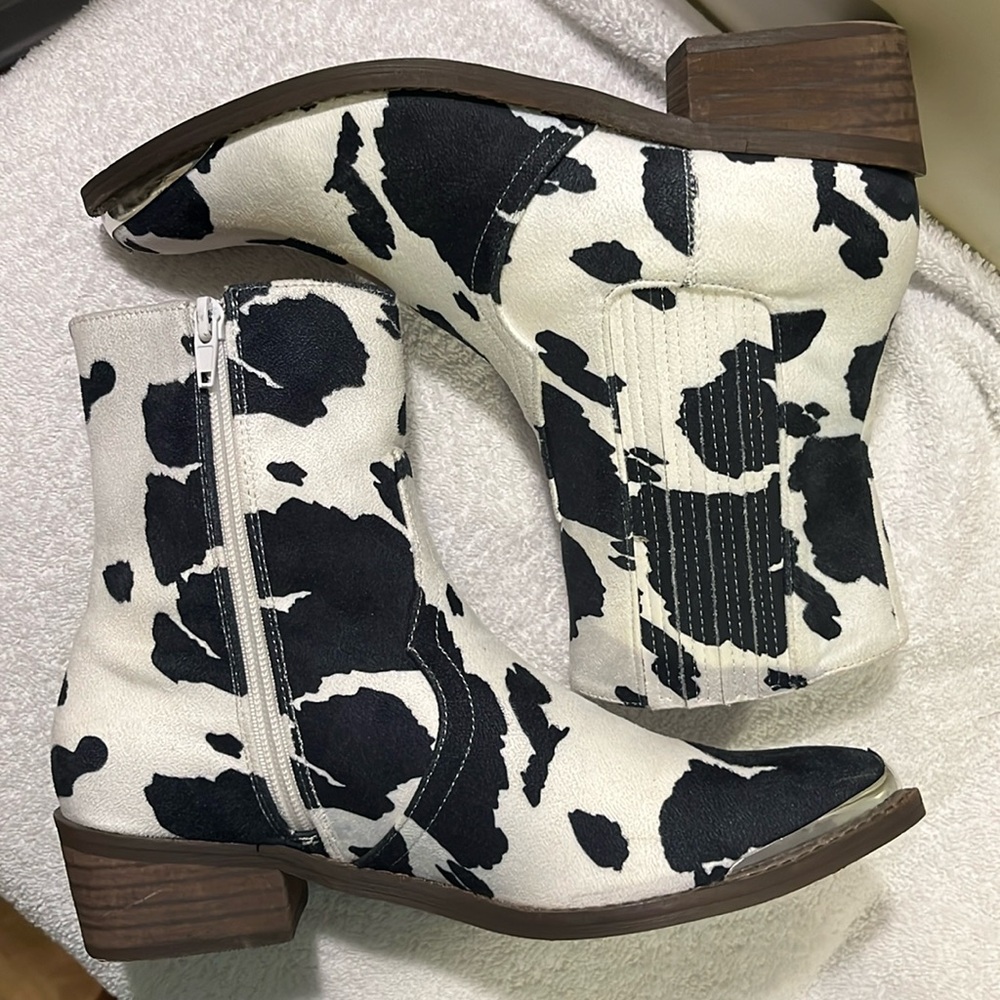 Cow paint, cowboy ankle booty